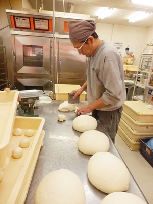 発酵がきちんとできていないと美味しいパンにはならない。焼く前の生地を雑に扱うのも厳禁。こねて、形にして、明日の「焼き」に備える
