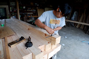 これが、墨付け作業。昨今の建築現場ではなかなか見られなくなった光景だ