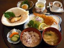 常連の主婦たちに一番人気の「味菜膳」が、コレ。ブリの照り煮は脂が乗っ、ふっくら、しっとり。小鉢のふろ吹き大根といい、上品な味つけにしばし悶絶。。カニクリームコロッケと海老フライも味わえる、とんでもなく欲張りなご膳だ