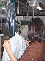 ワイシャツのハンガー仕上げ。「きれいになるととても気持ちがいい」と従業員の女性