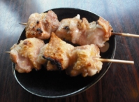 見よ! この大ぶりな肉を。牛浜店・串焼きランキング堂々1位の「モモ」(100円)。安くておいしい、これこそ焼き鳥最大の魅力だ。ふっくらジューシーな肉の旨みをとくと堪能。10本盛り(7本肉、3本野菜)が1000円と破格だ。焼き鳥のタレを使った「鶏チャーシュー」(380円)など、味の骨格に常に自慢の「タレ」がある