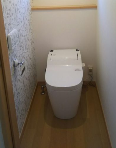 トイレには、「消臭機能」がついた壁紙がイチオシ。一面だけを違う壁紙にしてアクセントをつけると空間の印象がまた変わる