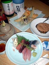 こんな感じで、日本酒はいかが? お造りはマグロ、いわし、わかし。天ぷら盛り合わせ(1200円)、松茸土瓶蒸し(1000円)、加茂なす鳥そぼろ(600円)。