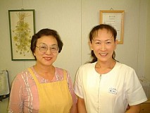 美恵子さん(左)と理佳子さん。この笑顔こそアットホームのミナモト