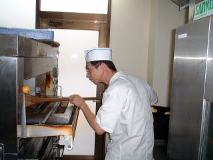 好きなパンを作っていられるのは幸せと平岡さん。パン作りの原点に戻った今、毎日が工夫と進化の連続。新製品が続々、店頭に登場中だ