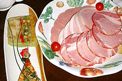 これぞ、ため息ものの美しい食の風景。奥が「シュトゥーベンサラダ」(1260円)、右「TOKYO-Xハム盛り合わせ」(2~3人前、1344円)、左が「本日のテリーヌ&キッシュ」(861円)