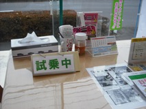 各テーブルは一目で、お客の状況がわかるようになっている。コーヒー、紅茶、カフェラテ、カルピス、オレンジジュースなど多彩な飲み物メニューに加え、2回供されるという心配りはまさに至れり尽くせり