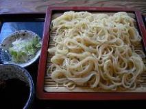 シャキッとしめた冷たい中華そばを、蕎麦つゆ+ネギ・ワサビで食す「中華もり」。キリッとした麺がサラサラと口中に流れる。さっぱりとした美味しさが魅力の新感覚麺