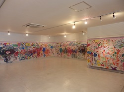 白を基調とした、アートギャラリー。フリースペースとしてワークショップや展示会など、何でもOK。窓際には広いテーブルがあり、ここでクレープを頼んでお食事会もできる
