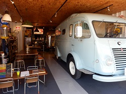 1階のカフェの奥には写真スタジオ。スタジオだけでなくビンテージの車や店内の至るところで撮影が可能