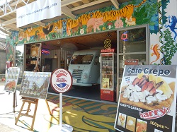 16号に面して開かれた店内。一見、クレープ屋さんだが実は……