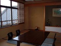 遊説中の小泉首相が、昼食をとったお座敷。窓からは庭園の滝が展望できる