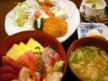 海鮮ちらし膳(1575円)。カニクリームコロッケもサクサク、クリーミーで非常に美味。茶碗蒸しは、心ゆくまで"だし"の旨味を堪能できる。絶品刺身の丼にただただ、脱帽
