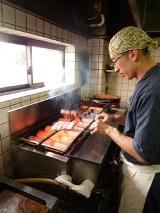 焼き台の上で、何度も何度も鰻を動かす。これが鰻とタレの特徴を生かし、鰻の美味しさを引き出すための「百扁返し」。こうして、くぼたの鰻の特徴である「照り」を出すという