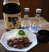 甲府のご当地グルメ「とりもつ煮」は、昔から藤屋の酒肴の定番。甘辛く煮付けたとりもつがお酒にぴったり。地元の銘酒「嘉泉」&「多満自慢」が楽しめる