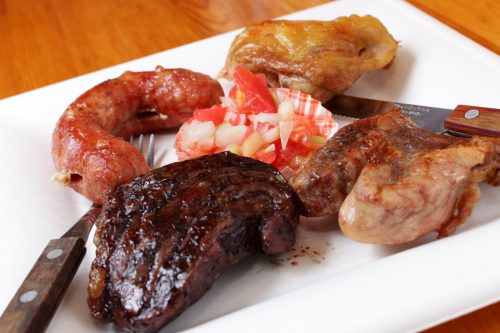 前列左がアンガス牛のイチボ肉、その横が豚肉、後列左がブラジルソーセージ、その横が鶏肉。炭火の香ばしさをまとったジューシな塊肉を、がっつり食らう。何も要らない、最高だ
