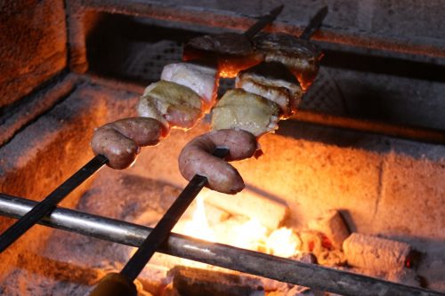 焼き上がるまで、注文を受けてから20分ほど。炭火の遠火で焼き上げた肉が、最高の状態でお客の前に。ガツンとくる塩味もいいが、タケルさん特製のガーリックソースはやみつきの味、万能ソースだ
