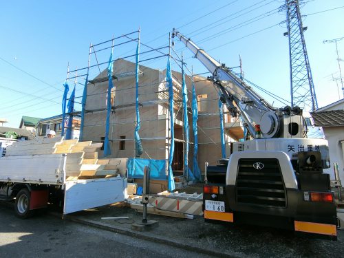 2×4という、枠組壁工法をこのように建てられる。地震に強いという耐震性能がその特徴。断熱性も高く、強くてあたたかい家が作られる