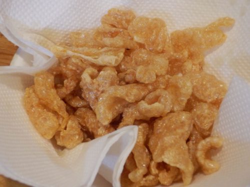 「豚皮揚げ」は、豚の皮の燻製をカリッと揚げたものなので臭みはゼロ。サクサクと香ばしく、食感が楽しい抜群のサイドメニューだ。