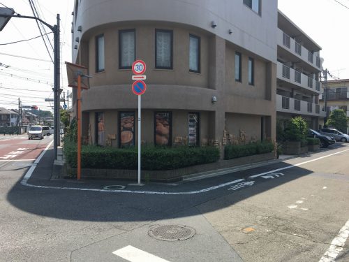 やなぎ通りの1本奥、2つの通りが交差する角に立つ、重厚な外観。丸っこいコーナーがかわいらしい