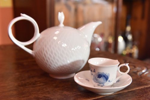 美しい器で供される、サクラ・オリジナルフレーバーティー。紅茶のスペシャリストが淹れてくれる