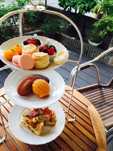 店専用ブレンドの紅茶「SAKURAセレクト」と焼き菓子を、店内で楽しむことができる。「アフタヌーンティー」は、1,500円、90分。紅茶のおかわりも自由(席に限りがあるのでホームページからの予約がおすすめ)
