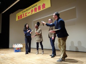 福生市民会館で、英語スピーチ発表会が開催される。出演した生徒の素晴らしいスピーチが聞ける
