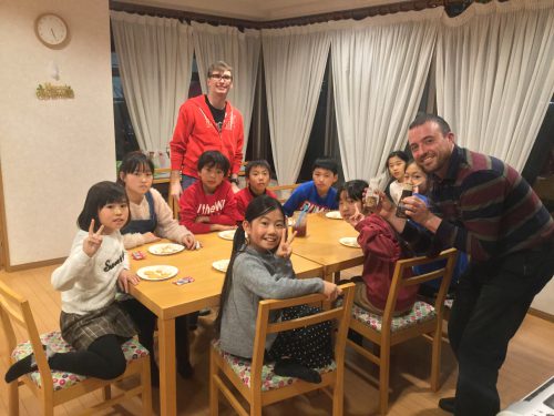 キッズクラスの授業風景。いつも笑顔いっぱい、アットホームな雰囲気だ。子どもたちがのびのびと学んでいる
