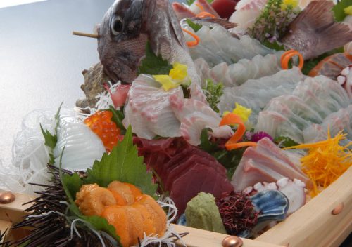 端正な檜のカウンター