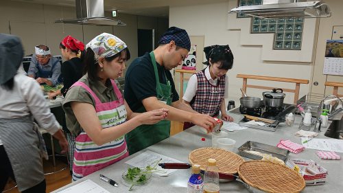 さまざまな料理にお菓子やパン作りが学べる料理教室。大盤振る舞いに感激ひとしお。楽しみにしているファンは多い