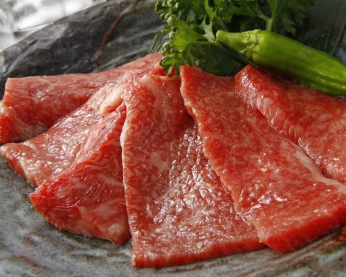 赤身肉の美しさは、ため息もの。「上ロース」は、ロースでありながらきれいなサシが入っている。驚きの柔らかさと、濃厚な赤身肉の旨味を堪能できる