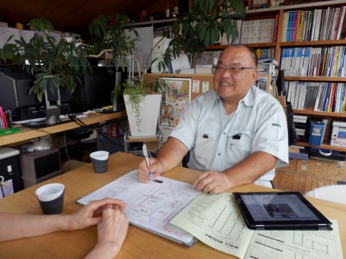 事務所での打ち合わせ。お客の要望にとことん寄り添い、プロとしてさらに価値あるものを提案していく