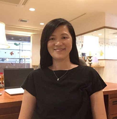 スクールマネジャーの岩本ウェンディさん。教育学英語教授法(TESOL)の資格を持つ。その教育方針のもとに、緻密なカリキュラムが作られている。