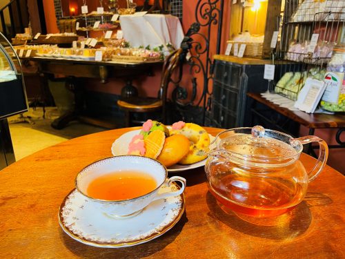 店専用ブレンドの紅茶「SAKURAセレクト」と焼き菓子を、店内で楽しむことができる。
