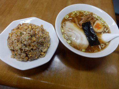 ほとんどの客が頼む、Aセット。昔懐かしいあっさりとしたラーメンスープに、毎日 食ベることができるラーメンだと確信