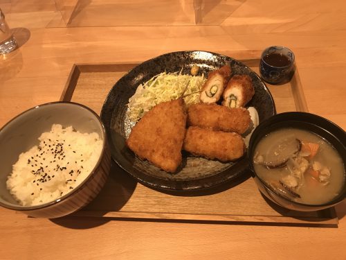 年配の方に人気という「ミックスフライ定食」。アジフライ、カニクリームコロッケ、ささみフライとそれぞれの味わいが楽しい