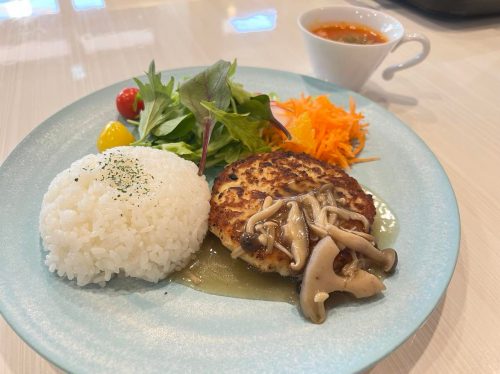 日替わりの「今日のごはんプレート」、この日は鶏挽肉のハンバーグを３種のキノコソースで。ワンプレートには野菜たっぷり、ミネストローネスープまでついて1,000円。身体にもお財布にもやさしい