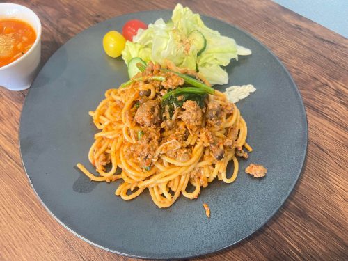 もちもちの生パスタとじっくり煮込まれたソースが絡み合う「パスタプレート ラグーソース」は、満足感いっぱいのご馳走パスタ