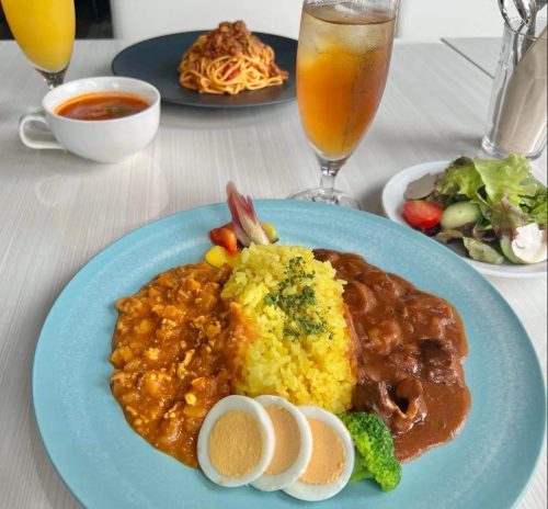 牛スジと馬スジをとろとろに煮込んだ欧風カレーと、フレーティーなドライカレーをターメリックライスでいただく、人気No.1のあいがけカレー