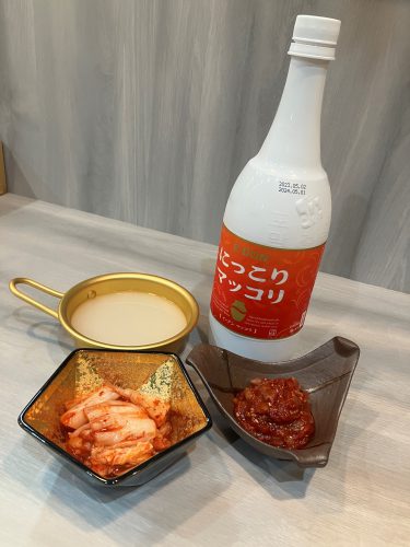 なかなか辛味が効いたキムチと、本場のチャンジャ。マッコリをこのスタイルで飲めば、すぐに韓国気分に