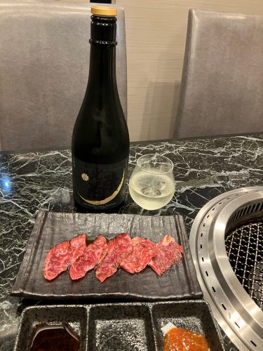 肉を焼いて、冷酒をキュッと飲み干す。焼肉と日本酒がまさか、これほど相性が良いとは。衝撃のマリアージュをぜひ、体験してほしい