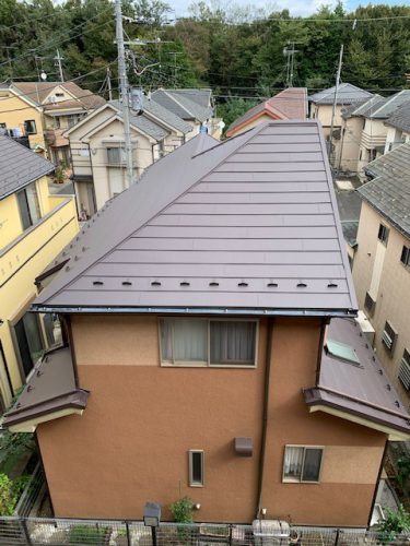 雨漏りや変色、台風や地震対策と客の悩みが多い屋根。住宅の快適性を大きく左右する屋根工事。端正な仕上がりだ