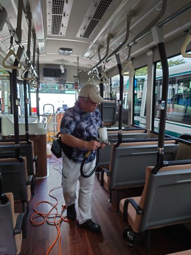 電車やバス、地下鉄など公共交通機関でも多く採用されている。保育園や幼稚園、老健施設、医療施設などさまざまな業界で使われている