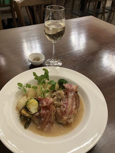 おひとりさまでも、こんな感じにワインと一緒に肉料理はいかが。心配りが行き届いたサービスでゆったり、お酒も味わえる