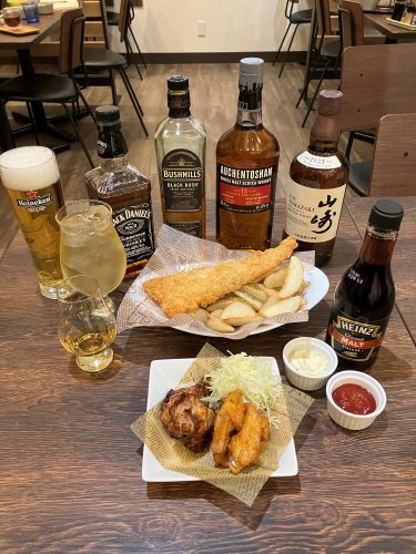 とにかく、このウイスキーのラインナップを見よ! どでかい魚のフライがドーンと乗った、「フィッシュ&チップス」。「バッファローウイング」は鶏肉がしっとり柔らかく、ピリ辛の風味がやみつきに