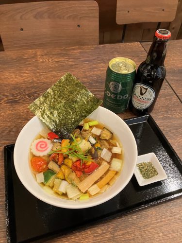 色とりどりの野菜がアクセント、「ベジタブル中華そば」。添えられているオレガノとバジルのパウダーをかければ一気に洋風に、まるでラタトューユ